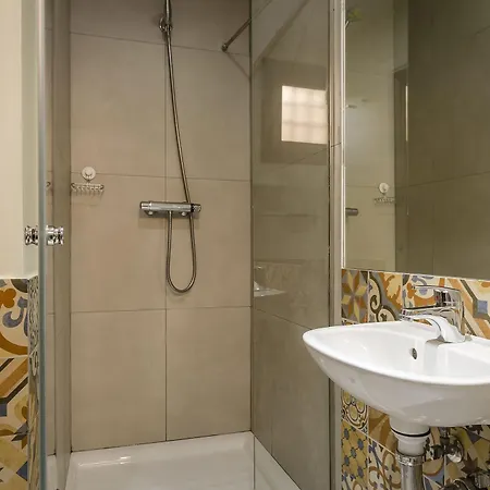 Yit Puerta Bisagra Guest house Toledo