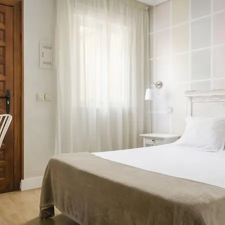 Guest house Yit Puerta Bisagra