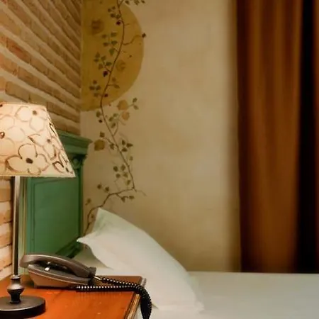 Yit Puerta Bisagra Guest house Toledo