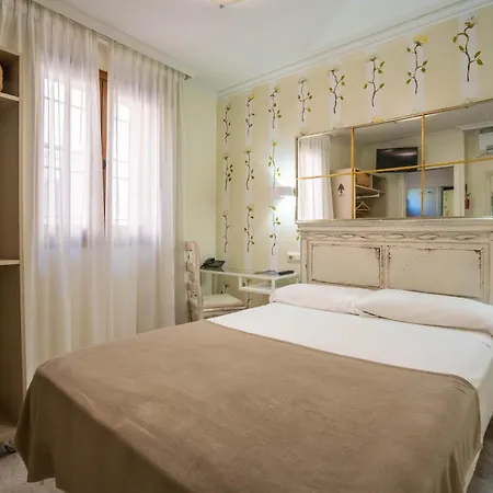 Гостьовий будинок Yit Puerta Bisagra 2*